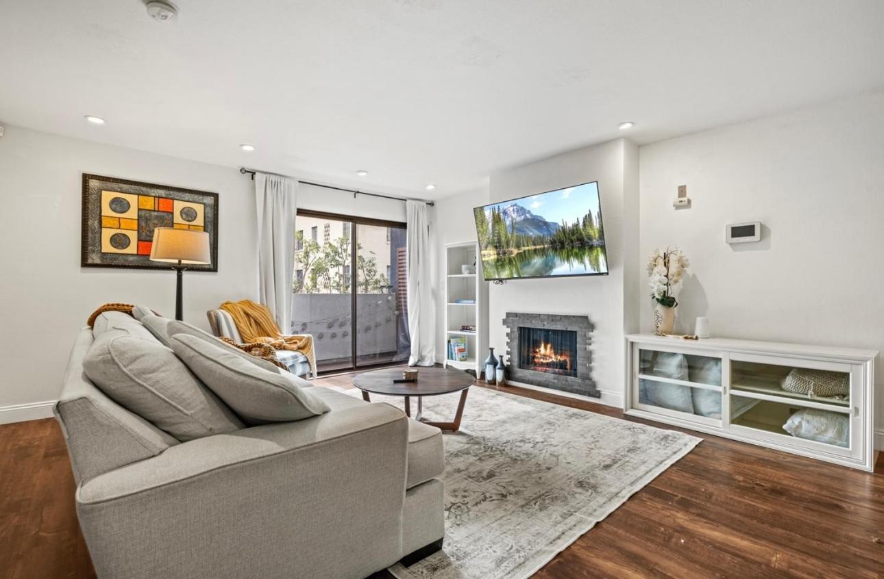 Elegant Hollywood Retreat - Spacious 2Br 2Ba Condo With Resort-Style Amenities لوس أنجلوس المظهر الخارجي الصورة