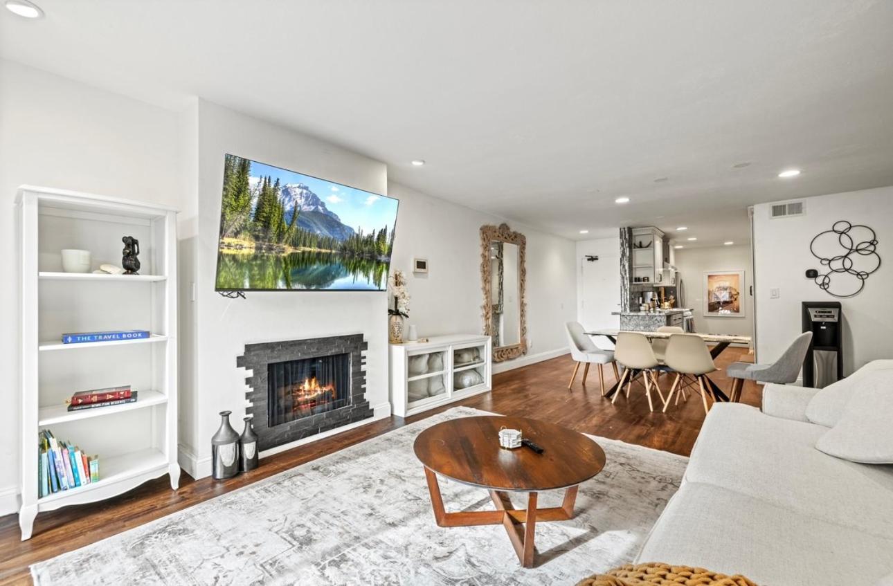 Elegant Hollywood Retreat - Spacious 2Br 2Ba Condo With Resort-Style Amenities لوس أنجلوس المظهر الخارجي الصورة